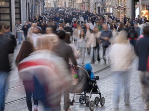 Einheimische und Touristen spazieren die Istiklal-Straße entlang, eine belebte Fußgängerzone in Istanbul.