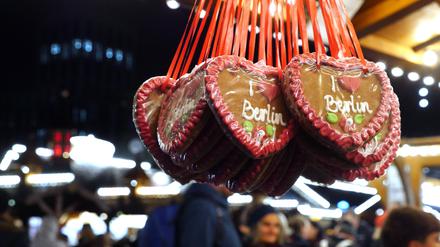 „I love Berlin“ steht auf Lebkuchenherzen auf dem Wintermarkt am Potsdamer Platz.