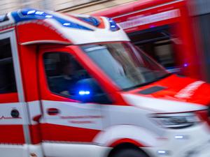 Der Mann wurde am Kopf und Arm verletzt und in ein Krankenhaus gebracht. (Symbolbild)