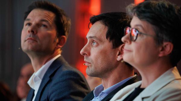 Die SPD-Landesvorsitzenden Martin Hikel und Nicola Böcker-Giannini treten zurück. Spitzenkandidat Steffen Krach (l.) soll nun auch die Partei führen.