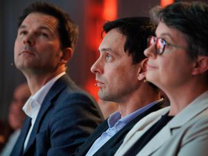 Die SPD-Landesvorsitzenden Martin Hikel und Nicola Böcker-Giannini treten zurück. Spitzenkandidat Steffen Krach (l.) soll nun auch die Partei führen.