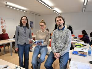 Nataliia Klymenko und Ilia Sushentsev lernen bei Dozentin Nicole Oppermann (m.) Fachdeutsch für Ärztinnen und Ärzte.