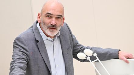 Christian Dorst (BSW), Abgeordneter in Brandenburg, spricht während in einer Sitzung des Brandenburger Landtages.