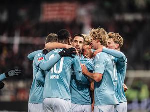 Torschütze in der Mitte. Rani Khedira schoss das Siegtor für Union.