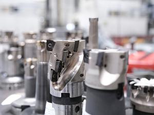 Werkzeuge für den Maschinenbau stehen in einer Fertigung eines Maschinenbauers.