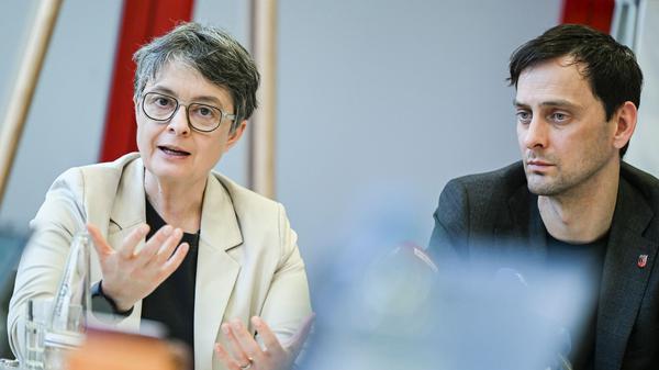 Die ehemaligen Berliner SPD-Landesvorsitzenden Nicola Böcker-Giannin und Martin Hikel sprechen auf einer Pressekonferenz am Montag über ihren Rücktritt.