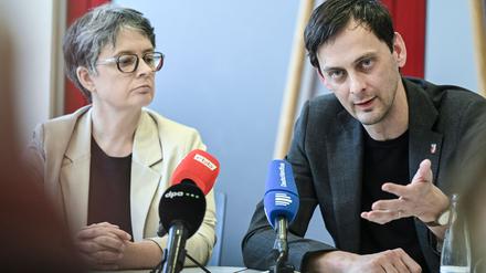Die ehemaligen SPD-Landesvorsitzenden Nicola Böcker-Giannin und Martin Hikel sprechen auf einer Pressekonferenz über ihren Rücktritt.