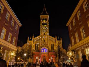 Die leuchtende Peter-und-Paul-Kirche am Ende der Brandenburger Straße.