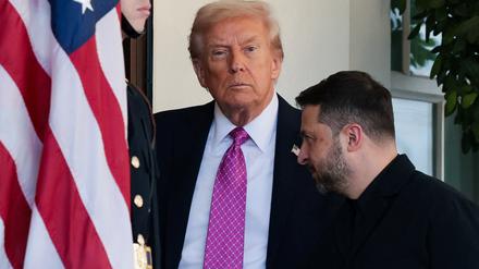 U.S. President Donald Trump welcomes Ukraine's President Volodymyr Zelenskiy at the White House in Washington, D.C., U.S., October 17, 2025. REUTERS/Jonathan Ernst
