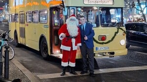 Der Weihnachtsmann ist im Traditionsbus an Bord