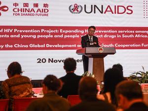 Chinas Botschafter in Südafrika, Wu Peng, bei der Eröffnung eines von seinem Land finanzierten Projekts zur Bekämpfung von HIV (20. November 2025, Pretoria).