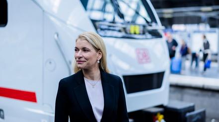 Evelyn Palla, Vorstandsvorsitzende der DB, steht vor dem neuen ICE L der Deutschen Bahn am Berliner Ostbahnhof.