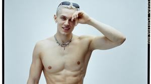 Karl trägt eine schwarze Hose, insofern verkörpert er ein gängiges Klischee.