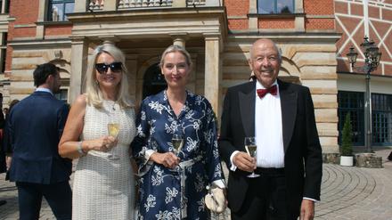 EINMALIGE VERWENDUNG -- Alice Weidel,MdB,(AfD),(m.) zusammen mit Unternehmer Theo Mueller (r.) (Mueller Milch) und seiner Frau Beate Ebert (l.) beim Besuch der Vorstellung von „Die Walkuere“ bei den Bayreuther Festspielen im August 2025