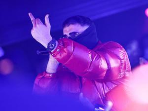 Der Rapper Haftbefehl bei einem Auftritt.