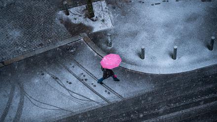 Berliner Winter: viel Grau, wenig Weiß und ein Farbtupfer.