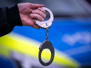 Nach Durchsuchungen und Waffenfunden wurde ein Mann in Berlin festgenommen. (Symbolbild)