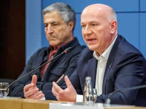 Kai Wegner (r, CDU), Regierender Bürgermeister von Berlin, und Kaweh Niroomand, Olympia-Beauftragter des Landes Berlin, nehmen an einer Pressekonferenz zum Stand der Bewerbung für die Olympischen und Paralympischen Spiele teil.