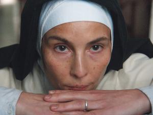 Mutter Teresa (Noomi Rapace) mit 37, als sie im Jahr 1948 vom Vatikan die Erlaubnis ertrotzt, die „Missionarinnen der Nächstenliebe“ zu gründen.
