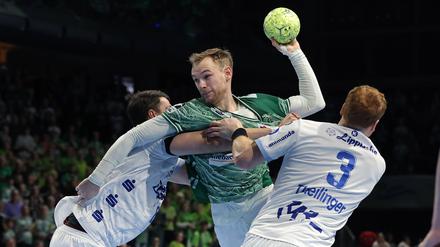 Mathias Gidsel (Mi.) wird aufgehalten.