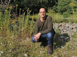 Dirk Gratzel, Klimaschützer und Gründer von Greenzero auf einer renaturierten Fläche.