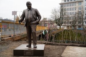 Die Statue von Walter Lübcke steht am Landwehrkanal mit Blick auf das Konrad-Adenauer-Haus, die CDU-Parteizentrale.