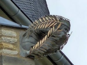 Die judenfeindliche Skulptur in Calbe in Sachsen-Anhalt wurde von dem Bildhauer Thomas Leu verhüllt.
