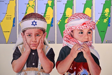 Costantino Ciervos Ausstellung „COMUNE – Das Paradox der Ähnlichkeit im Nahostkonflikt“ im Fluxus-Museum muss sich dem Vorwurf der Verharmlosung antisemitischen Terrors stellen.