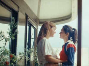 Ella Rumpf (rechts) und ihre Ehefrau Monia Chokri erwarten ihr erstes Kind.