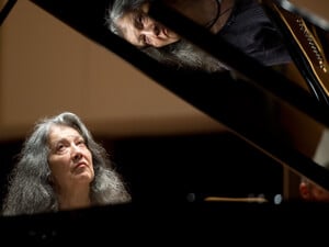 Die argentinische Pianistin Martha Argerich verfolgt 2013 eine Probe in der Philharmonie in Berlin.