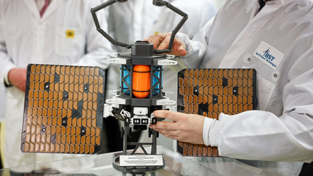 Ein Modell des Wächter-Satelliten von Berlin Space Technologies (BST).