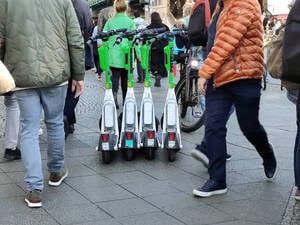 Mitten auf dem Gehweg abgestellte E-Scooter der Firma Lime in Berlin.