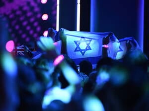 Eine Israel Flagge im Publiklum des Eurovision Song Contest ESC in der St. Jakobshalle, in Basel, am 14. Mai 2025.