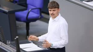 Luke Hoß (Die Linke), jüngster Bundestagsabgeordneter, bei einer Rede im Plenarsaal.
