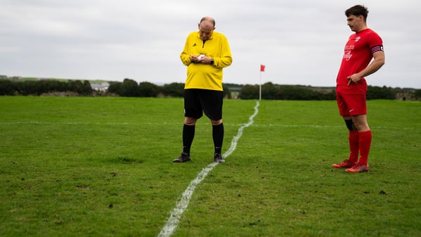 Eine Minute bis zum Anpfiff in der kleinsten Fußballliga der Welt auf den Scilly-Inseln.