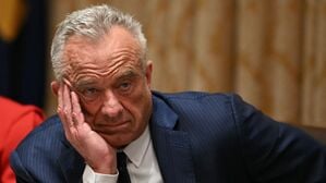 Der US-Gesundheitsminister Robert F. Kennedy Jr. beobachtet, wie Präsident Donald Trump während einer Kabinettssitzung im Kabinettssaal des Weißen Hauses in Washington spricht (Symbolbild).