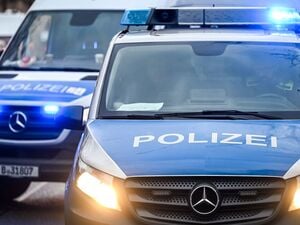 Polizisten sahen den Mann mit einer Waffe am Fenster. (Symbolbild)