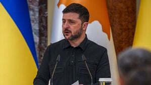 04.12.2025, Ukraine, Kiew: Der ukrainische Präsident Wolodymyr Selenskyj nimmt an einer gemeinsamen Pressekonferenz mit dem zypriotischen Präsidenten teil.