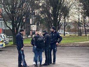 Die Polizei ermittelt, nachdem eine Frau in Ingolstadt auf offener Straße mit einem Messer tödlich verletzt worden ist.