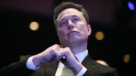 Elon Musk sieht zu, wie US-Präsident Donald Trump am 19. November 2025 auf dem US-Saudi-Investitionsforum im John F. Kennedy Center in Washington, DC, spricht.