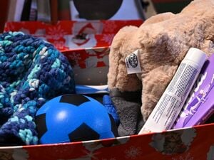 In der Berliner Weihnachtswerkstatt werden die Päckchen kontrolliert.