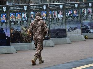 Ukrainischer Soldat in der „Gasse der gefallenen Helden“ in Kiew (Symbolbild).
