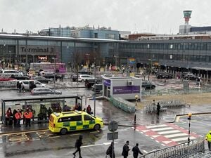 Ein Einsatzfahrzeug steht vor dem Terminal 3 des Flughafens London-Heathrow.