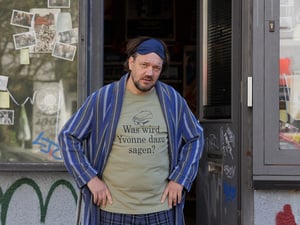 Fashion Victim vom Prenzlauer Berg. Videothekenbetreiber Micha Hartung (Charly Hübner) kommt es nicht auf die eigene Optik an.