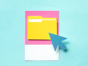 Digitale Akten und ein Mauszeiger sind aus Papier gebastelt.