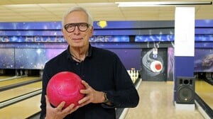 Detlev Heinze leitet seit 31 Jahren das "Bowling Hellersdorf" / Credit: Steffi Bey
