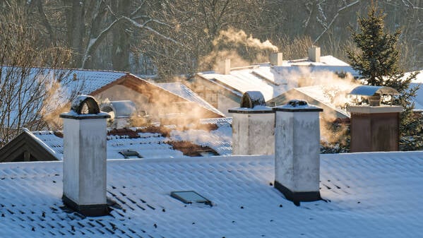 Nicht nur die Schornsteine qualmen, auch im Kanzleramt beim Koalitionsausschuss dürfte es heiß hergehen.