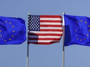 US- und EU-Fahnen nebeneinander