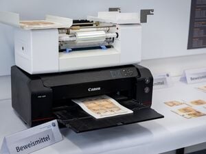 Ein von der Polizei beschlagnahmter Drucker mit gefälschten 50-Euro-Scheinen.