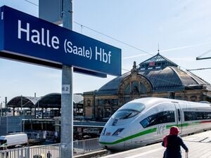 Ab Sonntag kommen Fahrgäste der Deutschen Bahn wieder schnell von Berlin nach Halle - die Bauarbeiten auf der Anhalter Bahn werden beendet. (Archivbild)